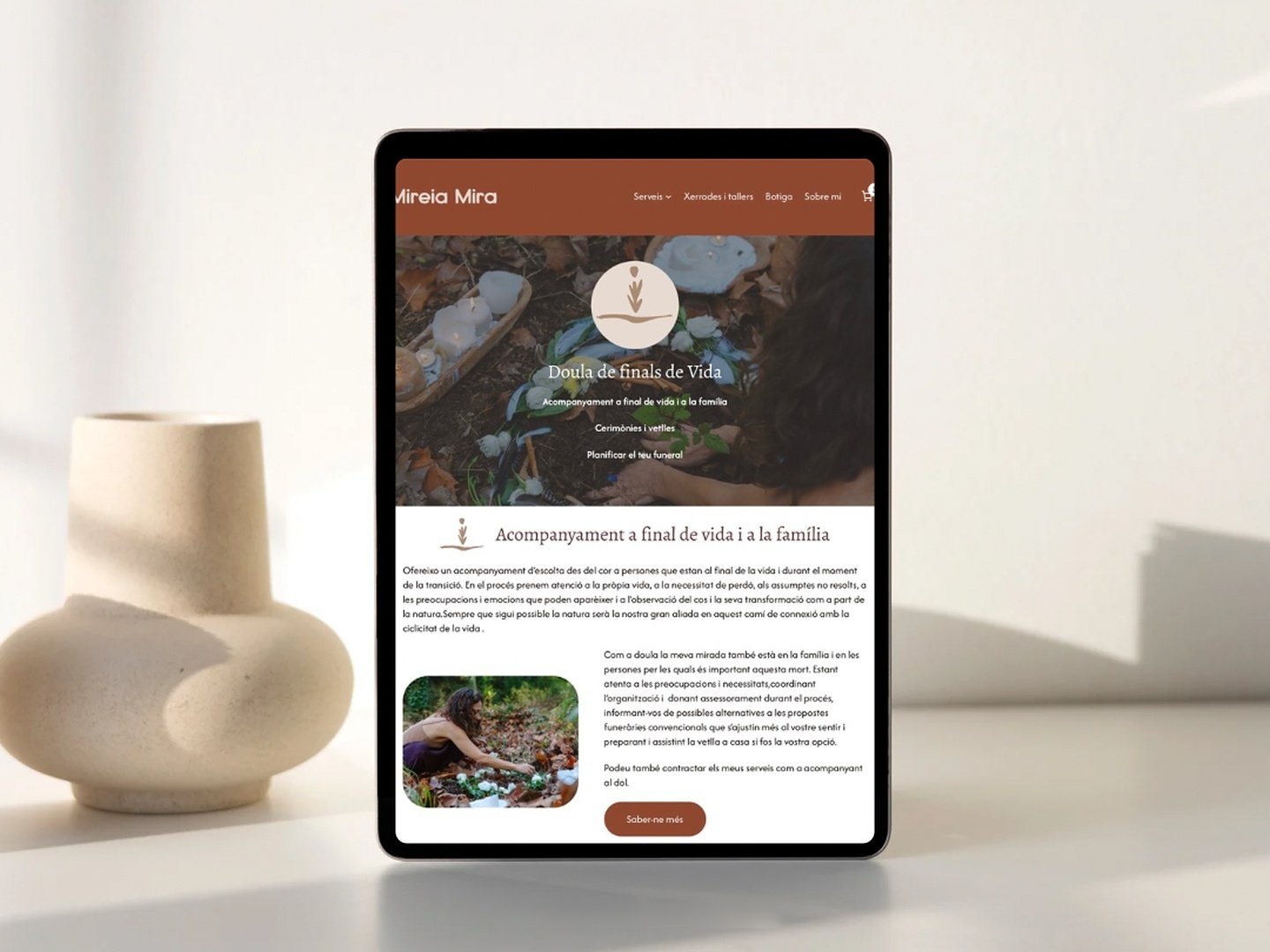 Web de Mireia Mira, doula de la mort, vista en una tauleta